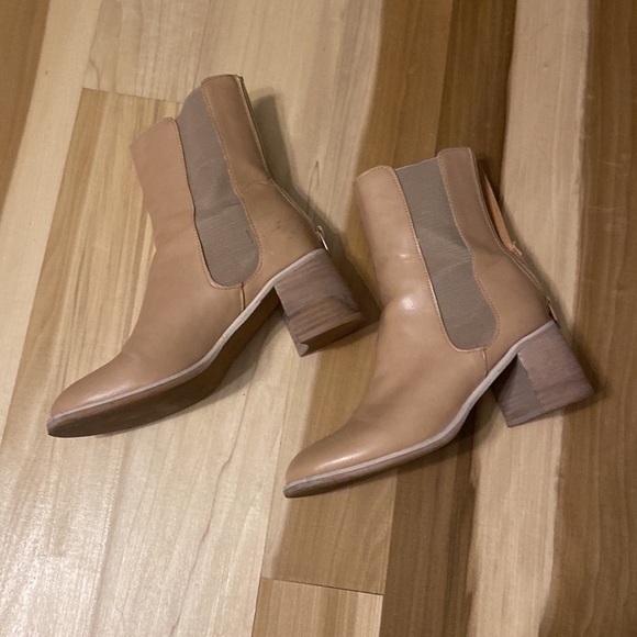 Women’s Tan Chelsea Boots - Picture 7 of 8